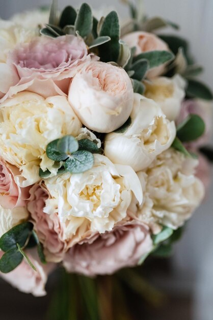 élégant bouquet de mariage de fleurs naturelles fraîches et de verdure