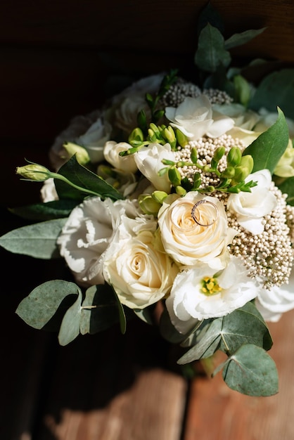 élégant bouquet de mariage de fleurs naturelles fraîches et de verdure