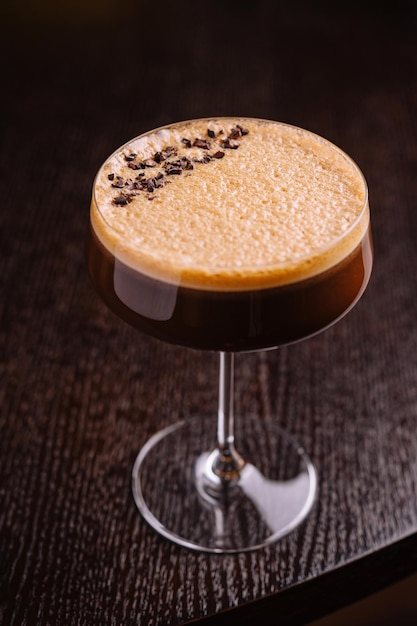 Un élégant cocktail d'espresso martini sur un fond sombre