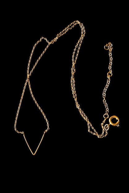 Elegant collier à chaîne en or isolé sur noir
