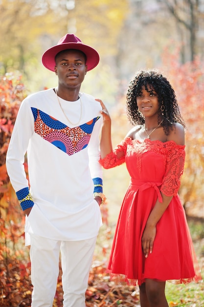 Photo Élégant couple afro france à la mode posé ensemble le jour de l'automne modèles africains noirs amoureux