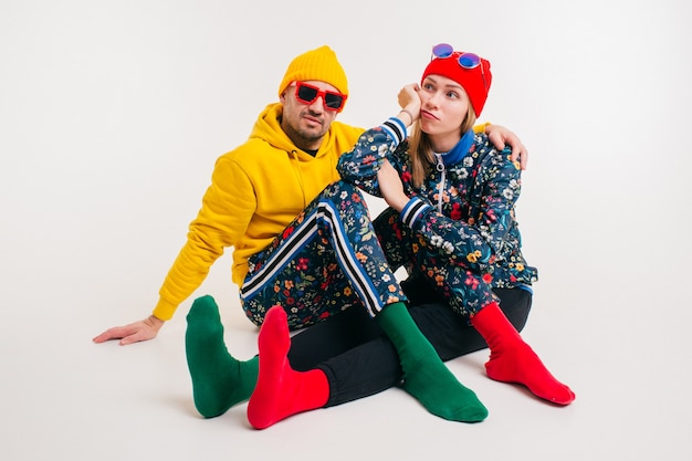 Élégant Couple D'homme Et Femme Dans Des Vêtements Colorés Posant Sur Un Mur Blanc