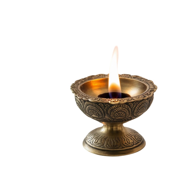 Photo elegant diya en laiton avec des sculptures détaillées et une flamme allumée isolée sur un fond blanc