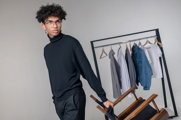 Photo Élégant. photo de jeune homme afro-américain portant des vêtements noirs