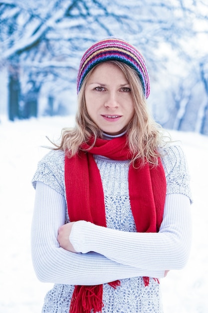 Élégante Belle Fille En Hiver Dans Un Parc Sur Le Fond De La Nature