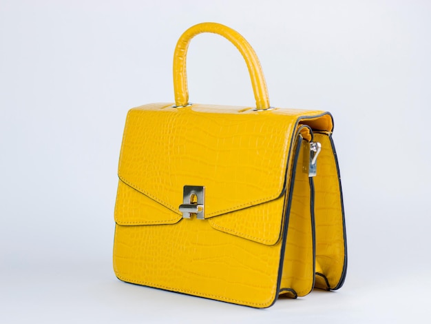 Photo elegante bolso amarillo de mujer fondo blanco