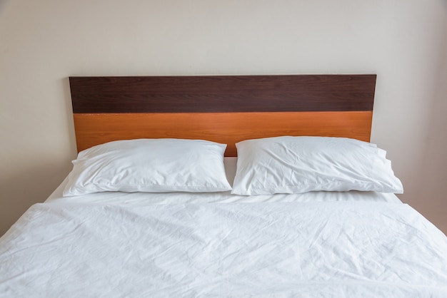 Photo Élégante chambre blanche avec un lit blanc