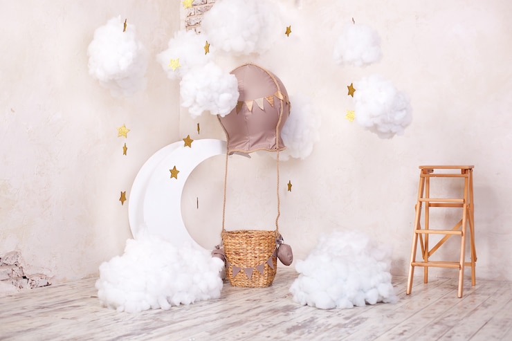 Photo élégante chambre d'enfant vintage avec aérostat, ballon et nuages textiles. emplacement pour enfants pour une séance photo: aérostat, ballon et nuages. lieu de rêve. petit voyageur et pilote