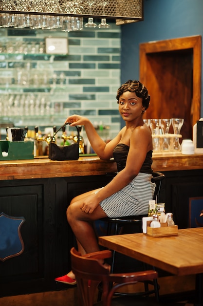 Photo Élégante femme afro-américaine dans un bar