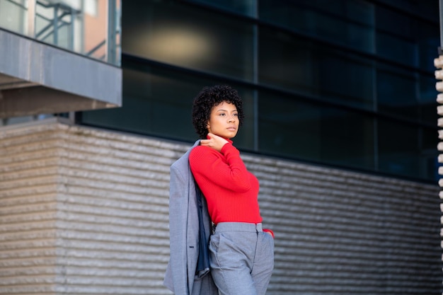 Une élégante femme afro-américaine travaillant dans un immeuble de bureaux