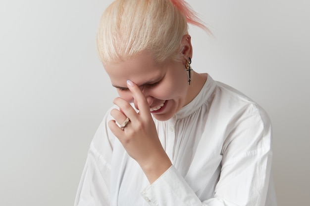 Élégante Jeune Femme Blonde Adulte En Chemise Rétro Sur Fond Blanc