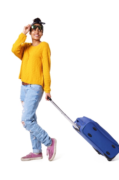 Photo Élégante jeune femme marchant avec sac de voyage