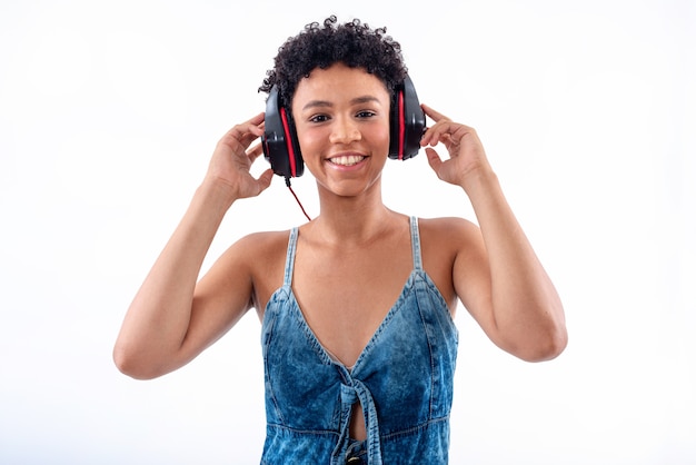 élégante jeune femme souriante avec casque. Beau modèle féminin avec casque.