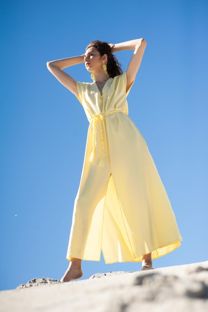 élégante jolie femme souriante mince sur la plage en tenue de tendance de la mode de style d'été heureux de s'amuser