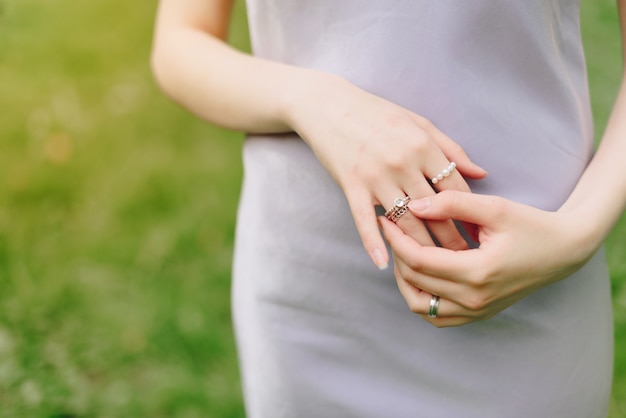 Élégante Main Mince D'une Fille Avec Des Anneaux