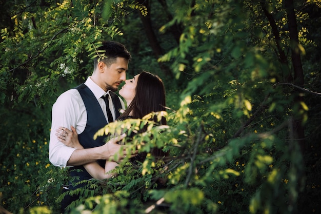 Photo Élégante mariée et le marié posant ensemble à l'extérieur un jour de mariage