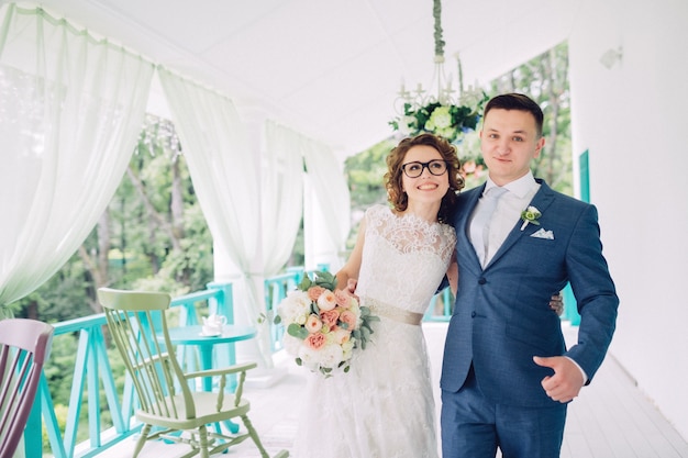 Photo Élégante mariée et le marié posant ensemble à l'extérieur un jour de mariage