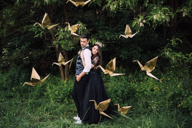 Photo Élégante mariée et le marié posant ensemble à l'extérieur un jour de mariage