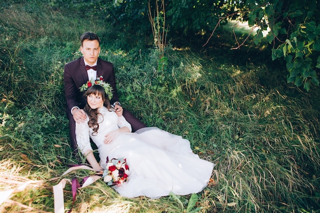 Photo Élégante mariée et le marié posant ensemble à l'extérieur un jour de mariage