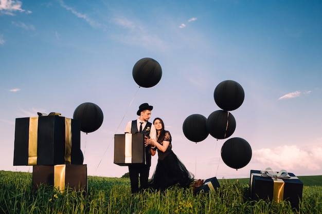 Photo Élégante mariée et le marié posant ensemble à l'extérieur un jour de mariage