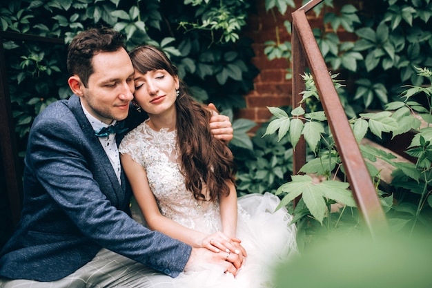 Photo Élégante mariée et le marié posant ensemble à l'extérieur un jour de mariage