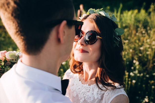 Photo Élégante mariée et le marié posant ensemble à l'extérieur un jour de mariage