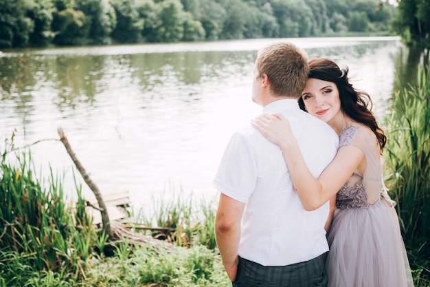 Élégante mariée et le marié posant ensemble à l'extérieur un jour de mariage