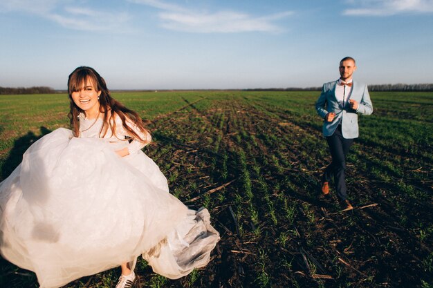 Photo Élégante mariée et le marié posant ensemble à l'extérieur un jour de mariage