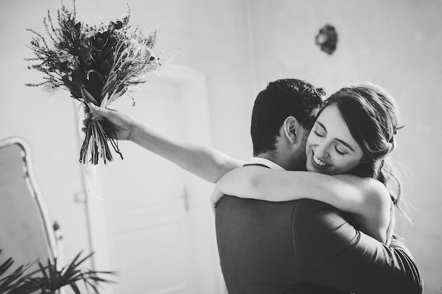 Photo Élégante mariée et le marié posant ensemble à l'extérieur