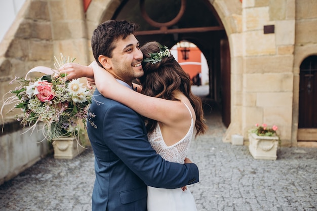 Élégante mariée et le marié posant ensemble à l'extérieur