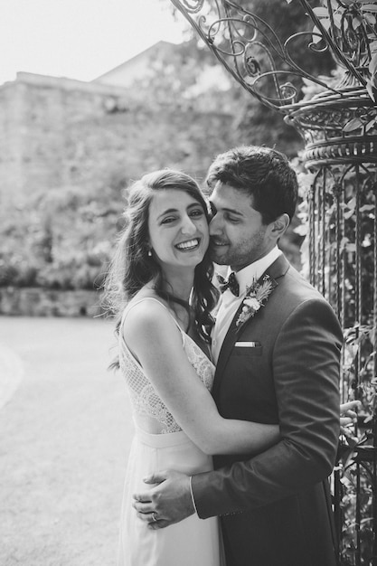 Photo Élégante mariée et le marié posant ensemble à l'extérieur