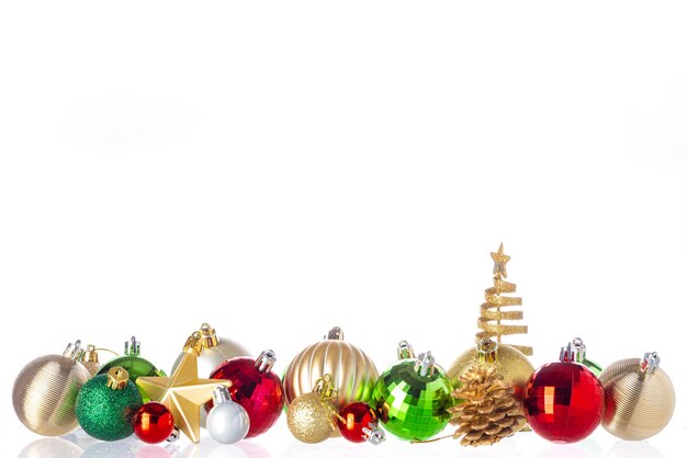 Photo Élément de conception de décoration de noël et du nouvel an boules d'arbre de noël étoiles et boules maquette isolée sur fond blanc carte de vœux de noël, de nouvel an, de hanouka et de vacances d'hiver