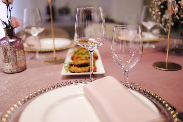 Photo Élément de décor sur la table dans les couverts du restaurant et différents plats en gros plan