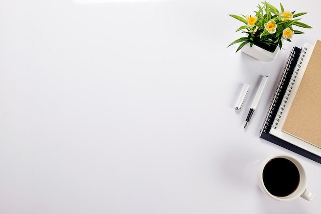 éléments de bureau sur fond blanc