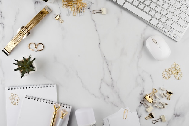 Éléments de bureau sur table en marbre