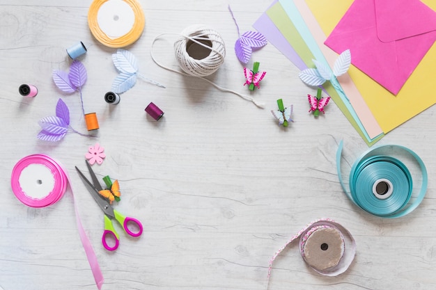 Éléments Décoratifs; Ruban Et Papier Cartonné Sur Fond Texturé Blanc