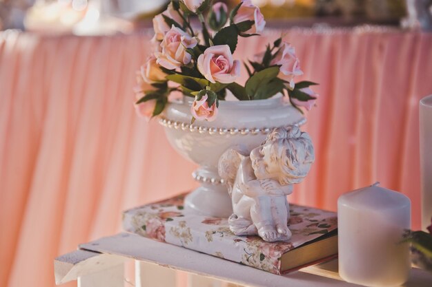 Éléments de décoration de la salle des fêtes sous forme de bouquets de flux