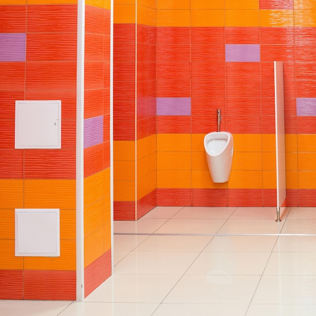 Photo Éléments de décoration de toilettes publiques orange vif