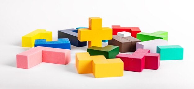 Éléments de jouet de puzzle multicolores désorganisés Chaos trouble confusion concept de début de travail Jeu pour enfants en bois