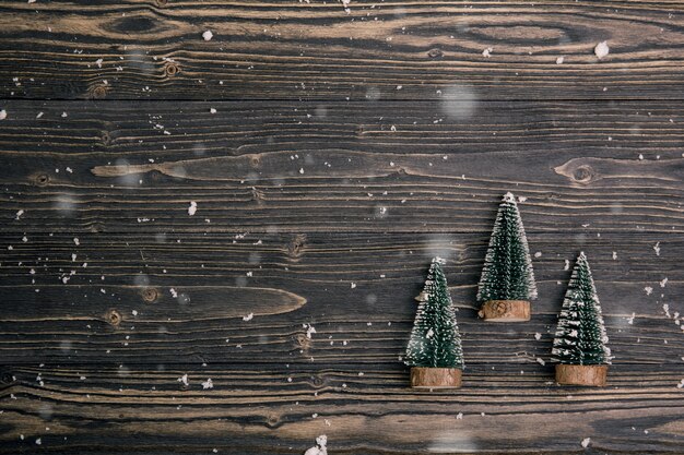 Éléments de Noël avec pin sur fond en bois