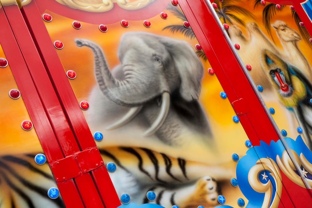 Un éléphant sur une décoration de peinture d'une caravane de cirque