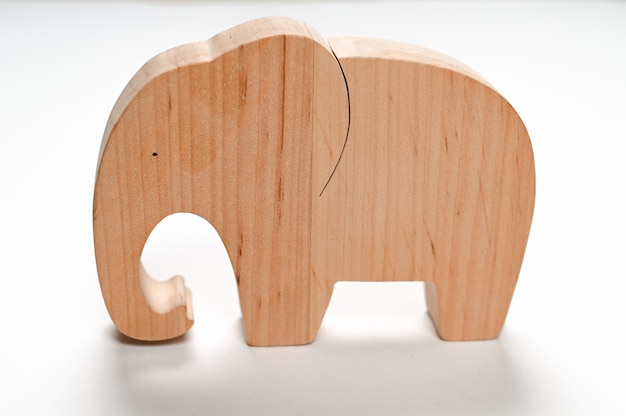 Éléphant plat en bois sur fond blanc.