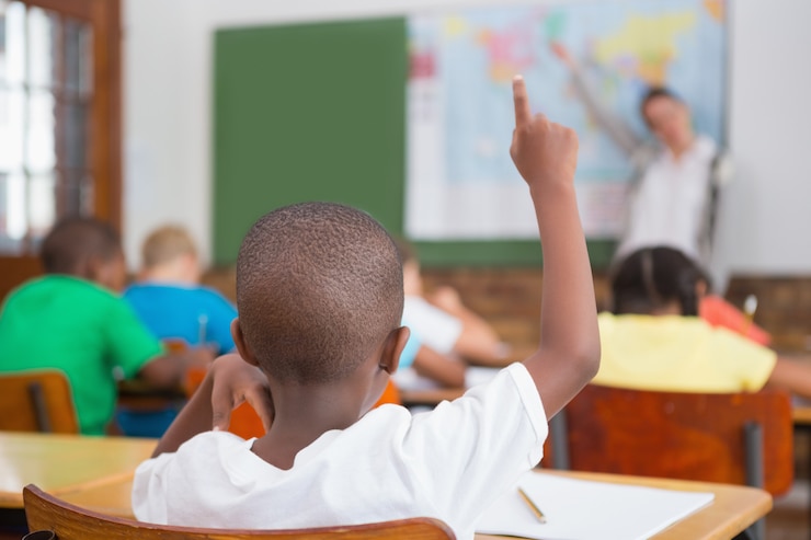 Photo élève élève la main dans la salle de classe