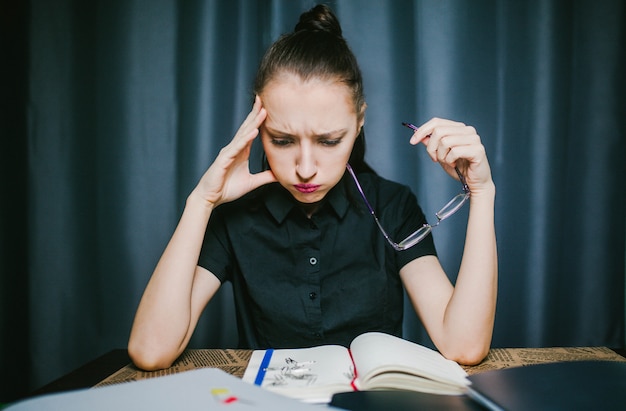 L&#39;élève garde sa tête à faire ses devoirs