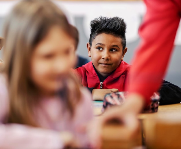 Un élève indien sur une classe de géométrie à l'école