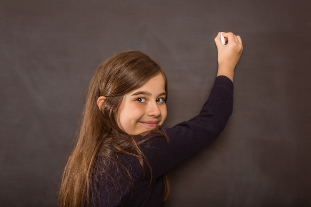 Photo Élève mignon écrit sur le tableau