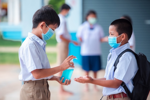 Les élèves asiatiques du primaire portent un masque médical pour prévenir l'infection à coronavirus