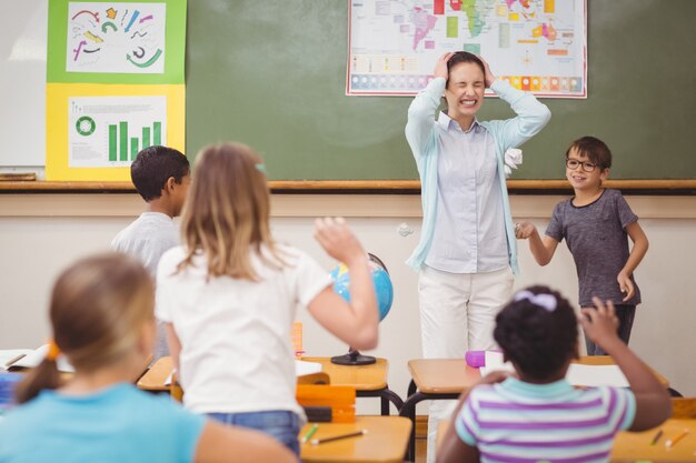 Les élèves courent dans la salle de classe