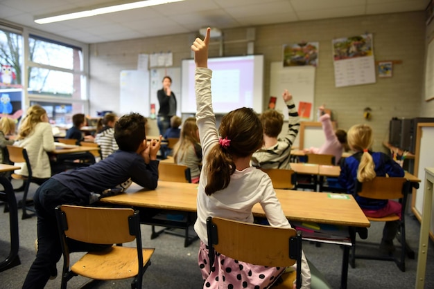 Des élèves dans une salle de classe de l'école Photo d'archive