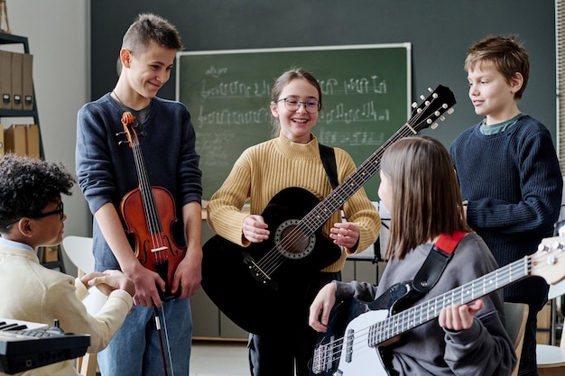 Des élèves du collège en classe de musique